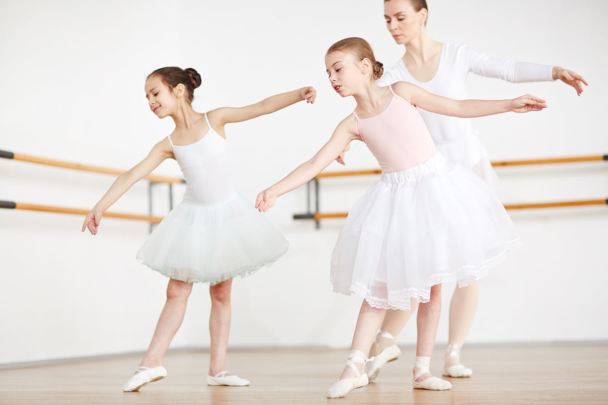 Repeating after teacher Jeune Ballet Arlésien