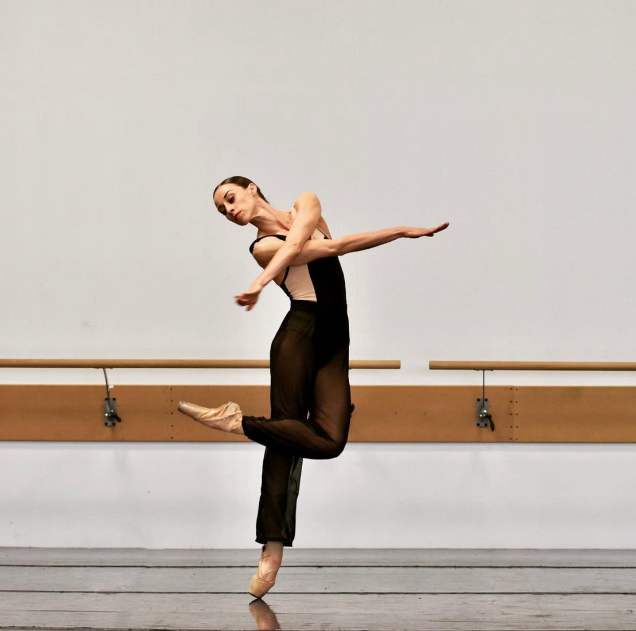 Femme qui danse le ballet Three W.O.A.L