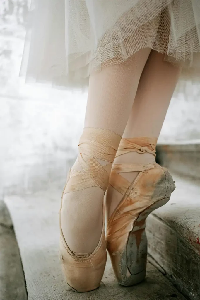 Pointes de danse classique qui sont abîmées.