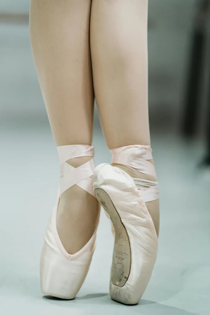 Image de pieds portant des pointes de danse classique.